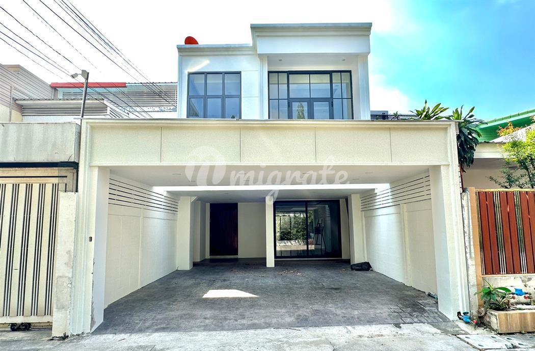 Вилла в Ekamai, Baan Ekkamai, 220 sq.m