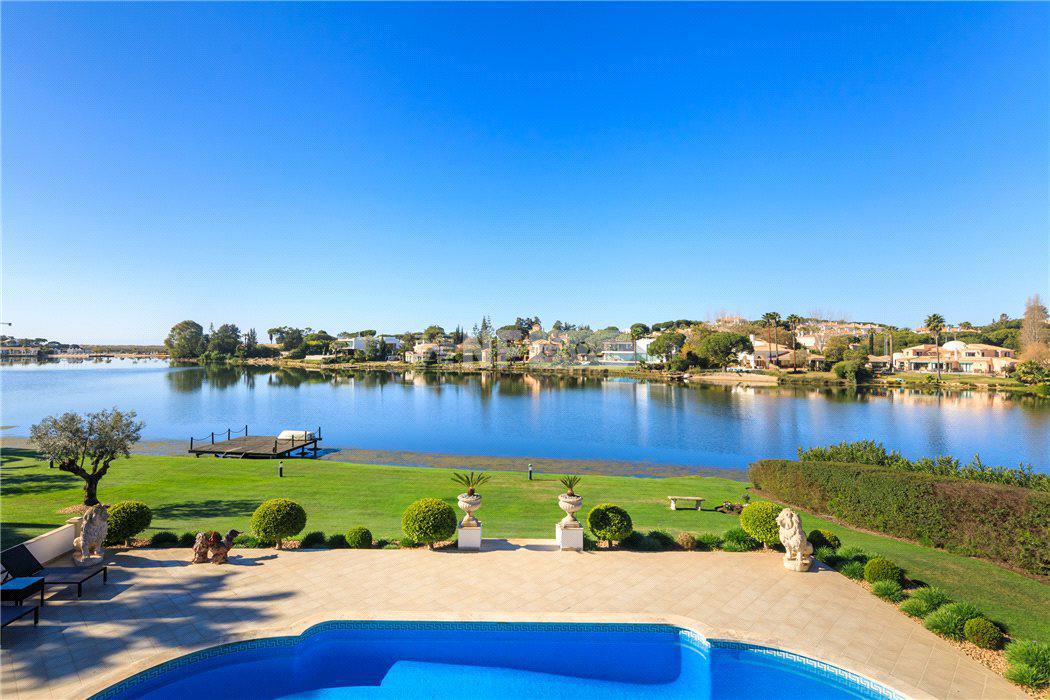 Вилла с видом на озеро