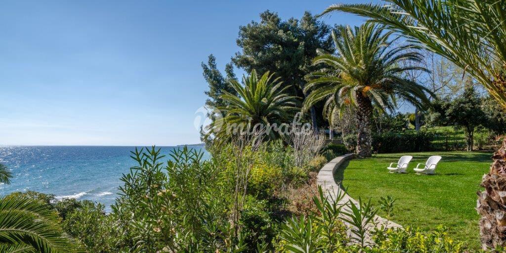 Вилла с частным пляжем