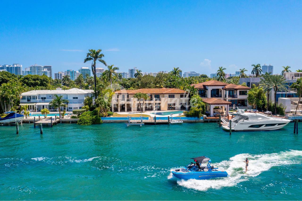 Вилла в 6300 N Bay Rd  - Miami Beach, Florida