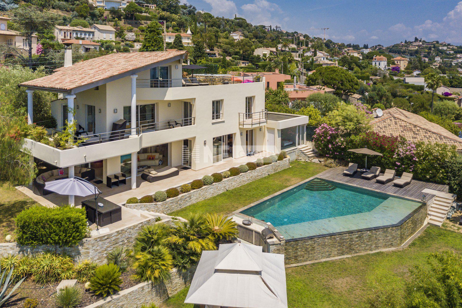 Современная вилла с видом на море в Гольф-Жуан