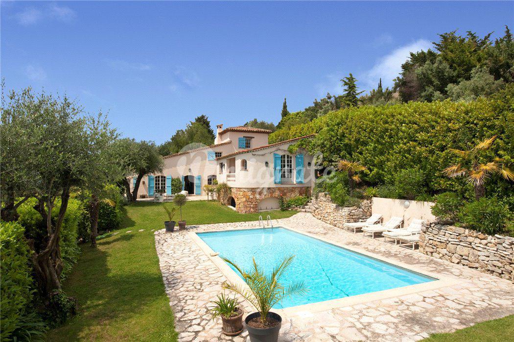 Вилла с бассейном и панорамными видами в Мужен