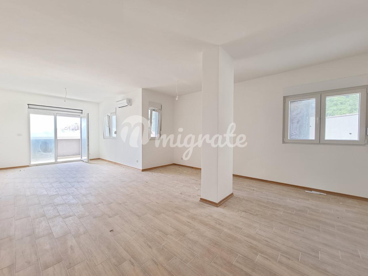 Просторная квартира с тремя спальнями в Будве с огромной террасой (Spacious three-bedroom apartment in Budva with a huge terrace)