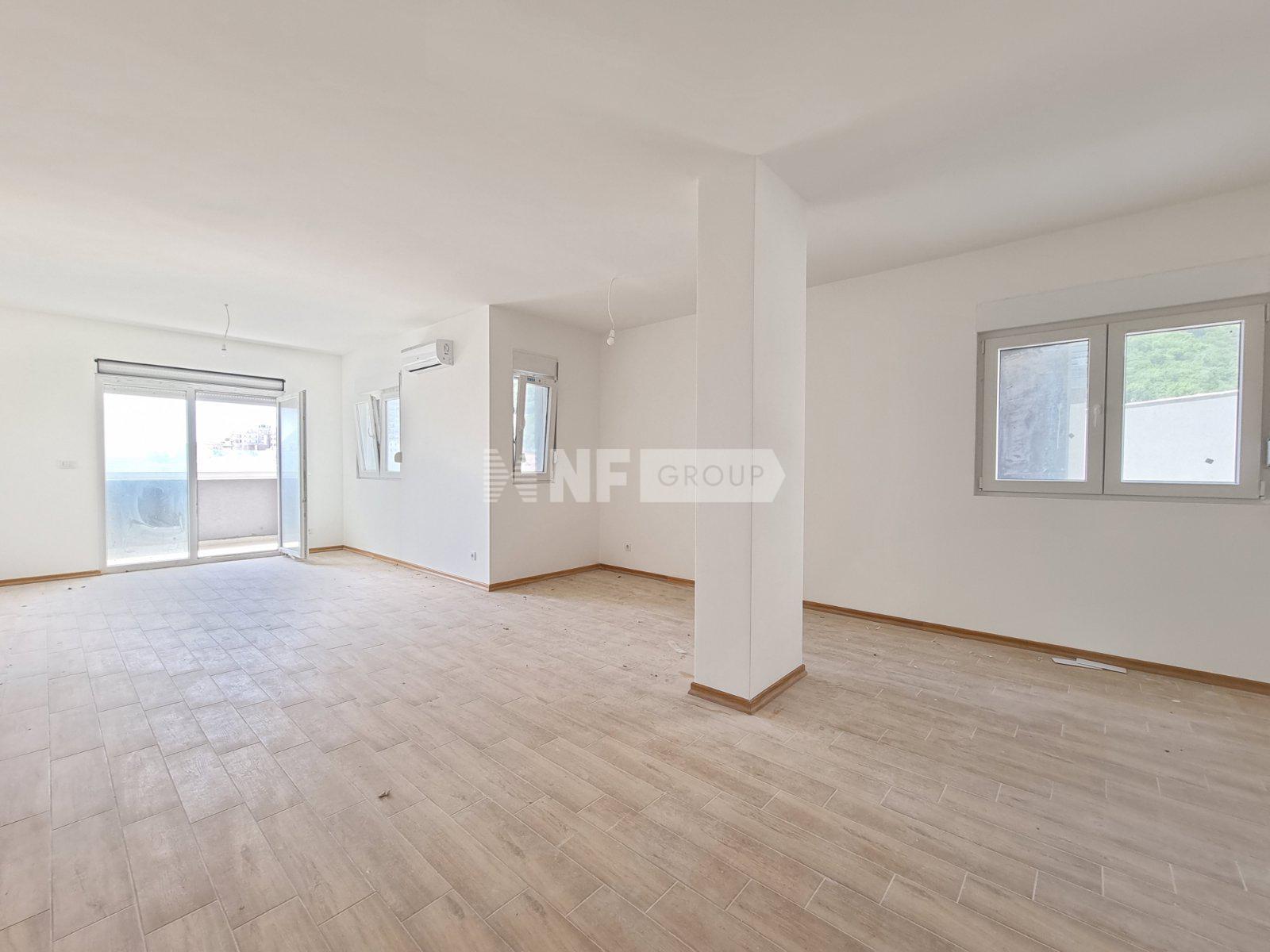 Просторная квартира с тремя спальнями в Будве с огромной террасой (Spacious three-bedroom apartment in Budva with a huge terrace)