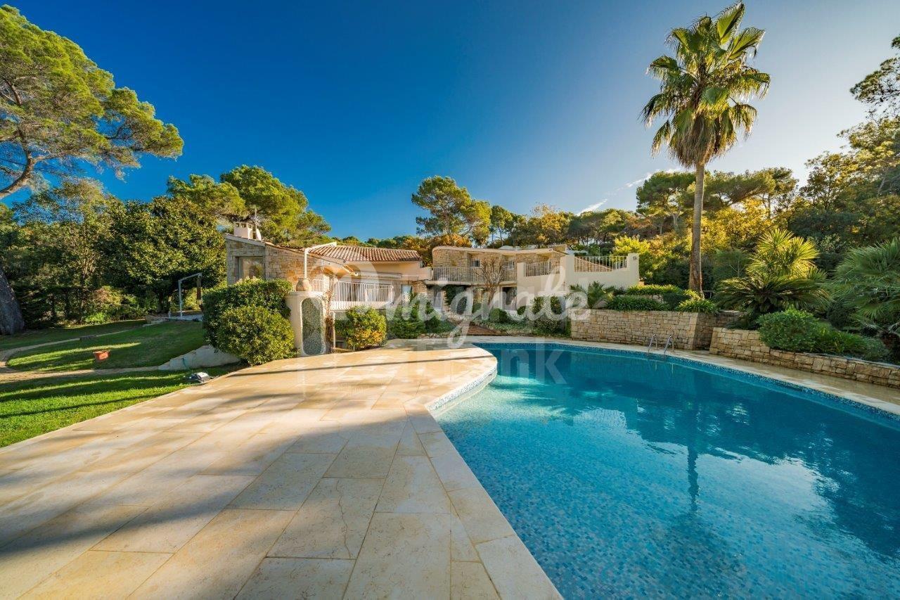 Вилла с бассейном и садом в Мужен