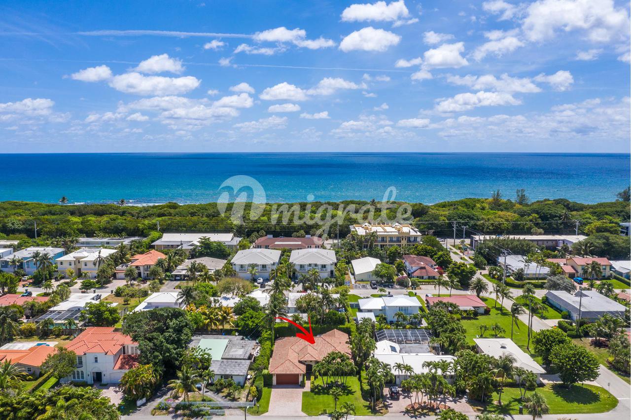 Вилла в 444 NE Wavecrest Ct  - Boca Raton, Florida