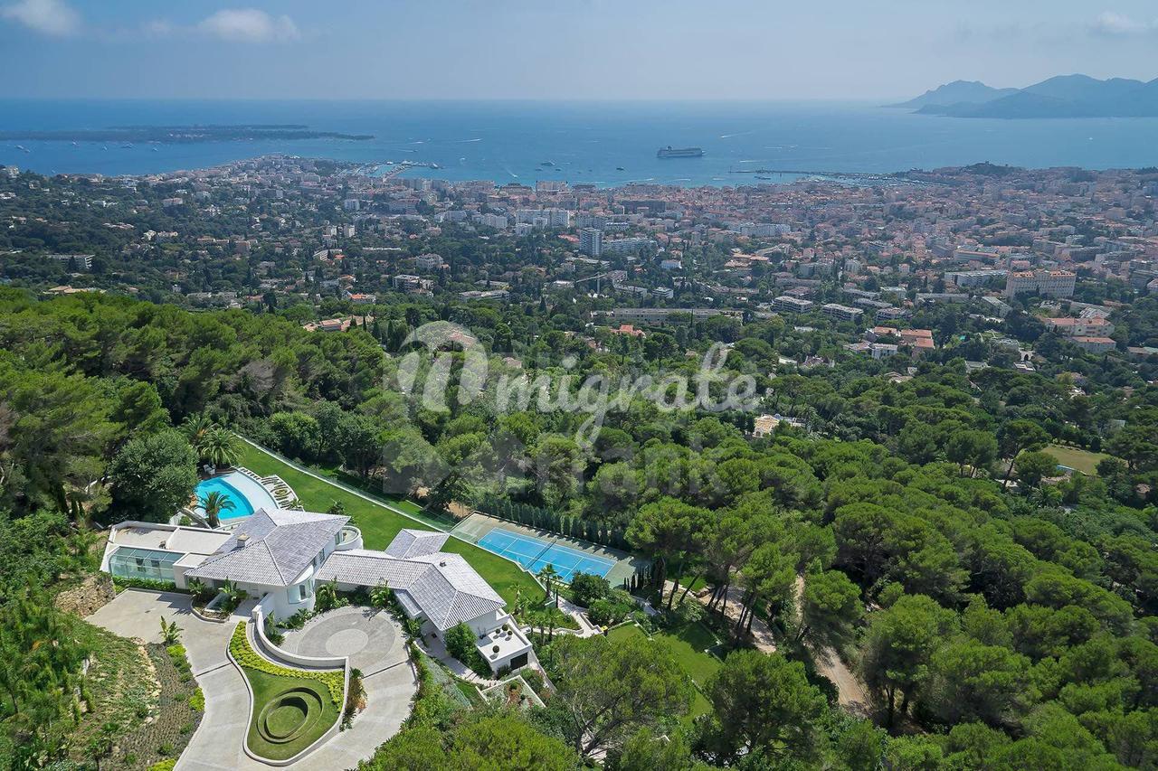 Роскошная вилла с панорамным видом на море в Каннах