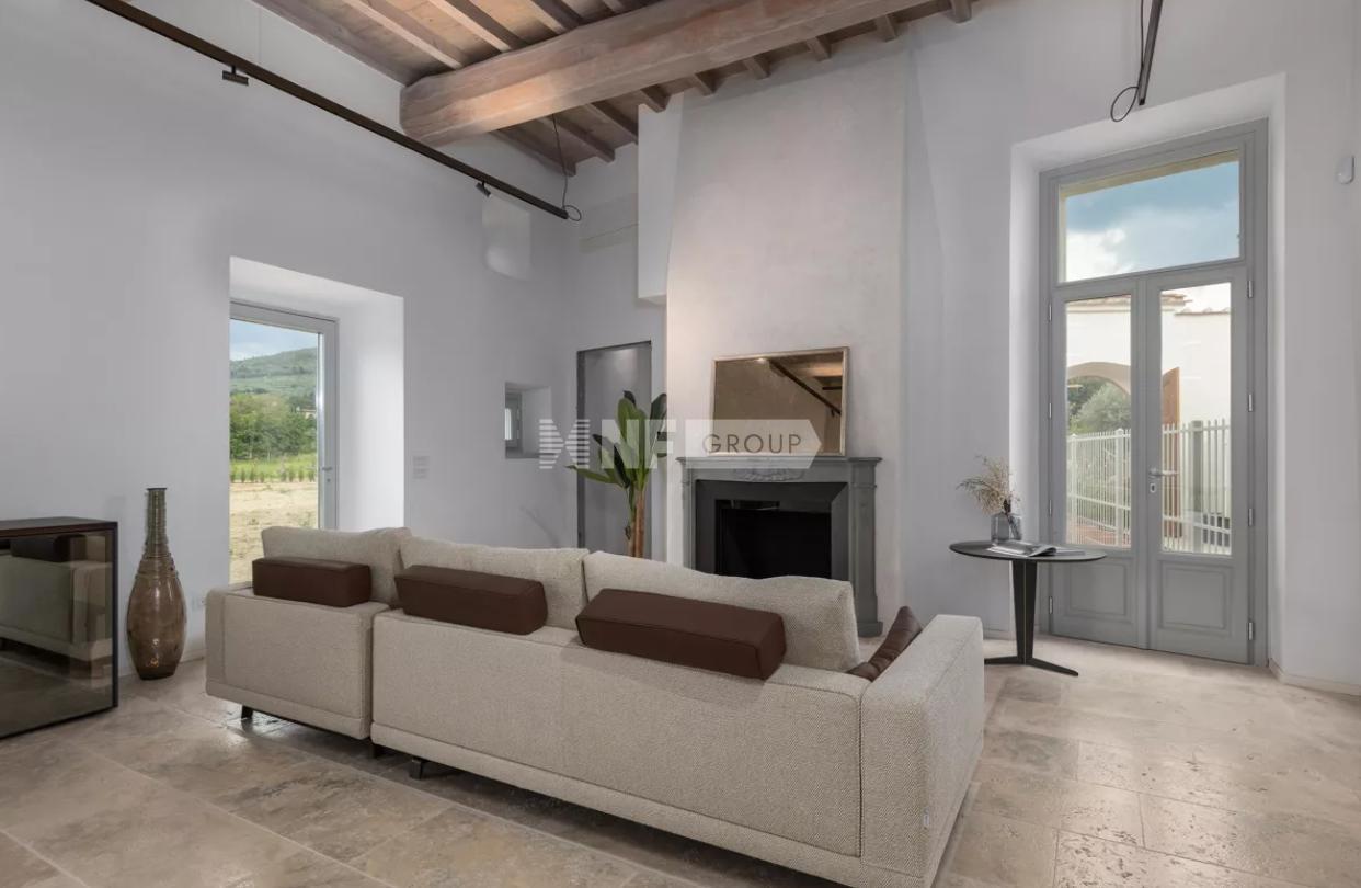 Великолепная квартира в здании 15 века на окраине Флоренции (Knight Frank 25.07.23)