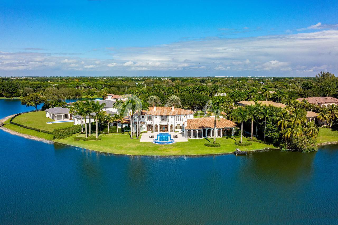 Вилла в 8808  Twin Lake Drive - Boca Raton, Florida