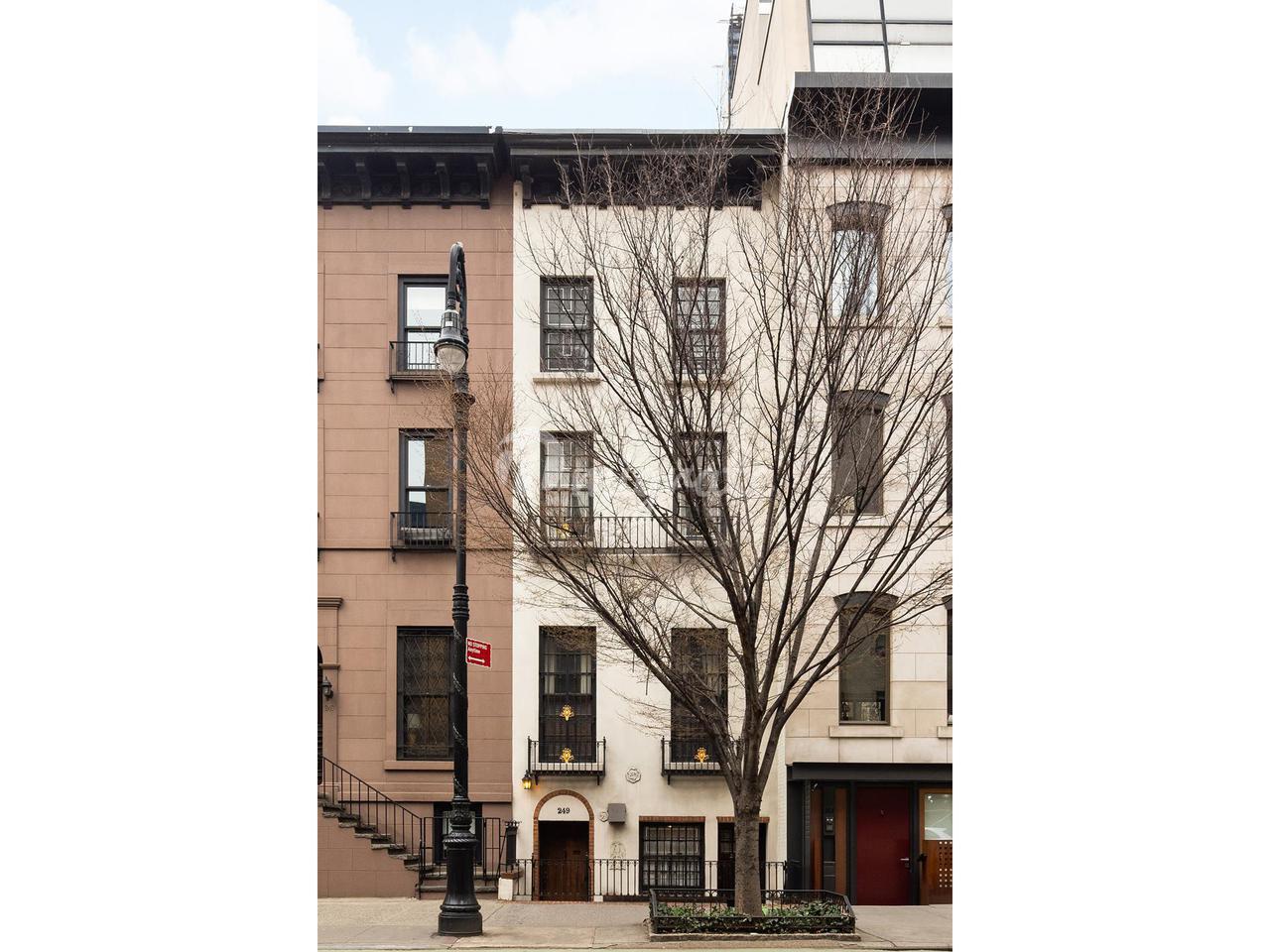 Вилла в 249 E 61ST ST, TOWNHOUSE - Lenox Hill, New York