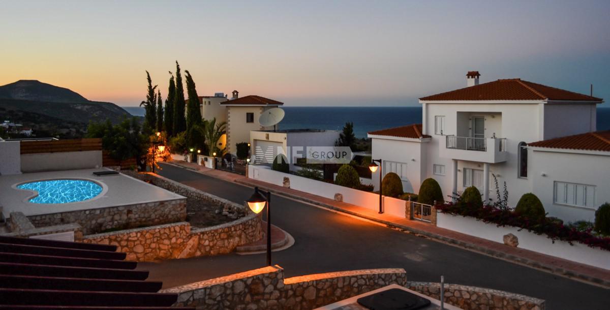 Вилла с видом на море и горы