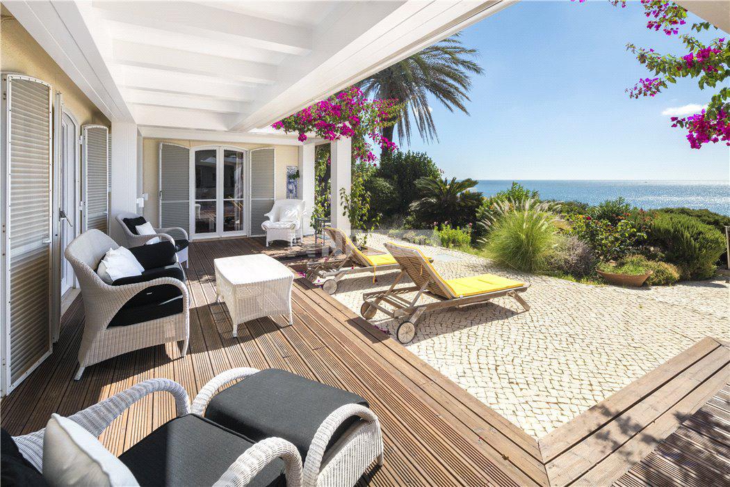 Вилла на берегу моря