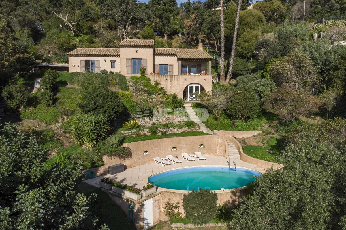 Вилла с видом на Средиземное море на юго-востоке Франции (RSI012078185)