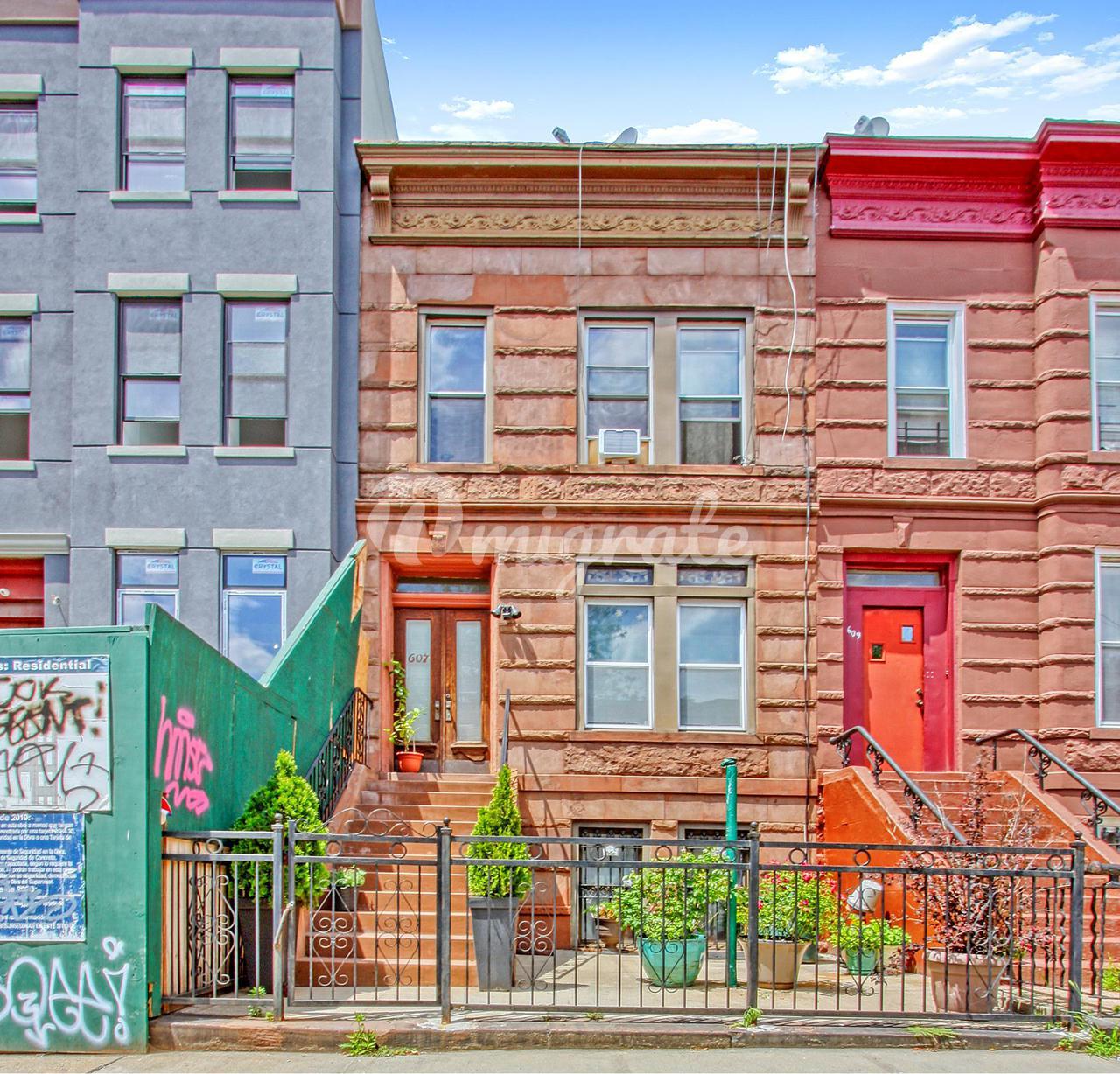 Вилла в 607 BAINBRIDGE ST, TOWNHOUSE - Bedford - Stuyvesant, New York