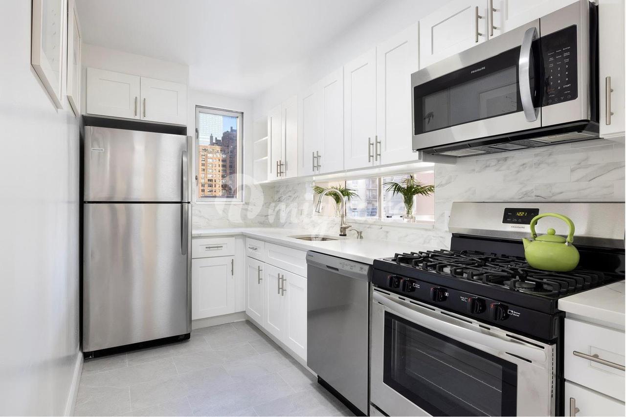 Кондоминиум в The Vantage, 308 E 38TH ST, 14E - Murray Hill, New York