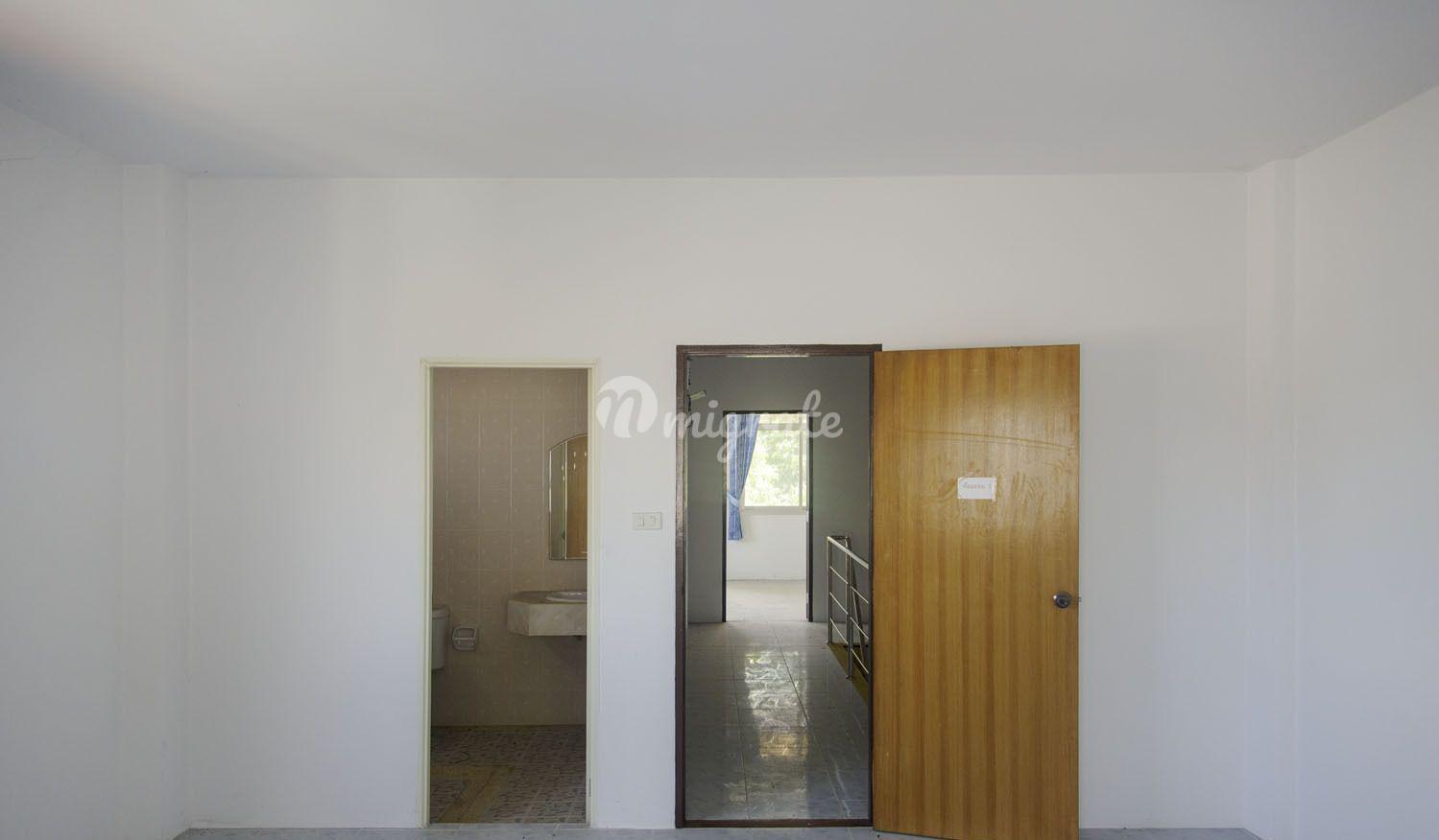 4 спален Таунхаус на продажу (Large Town House for Sale centrally located)