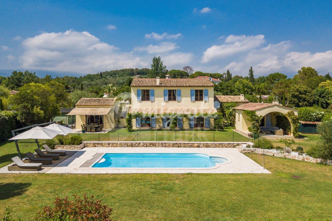 Вилла с бассейном и гостевым домом в Вальбонн