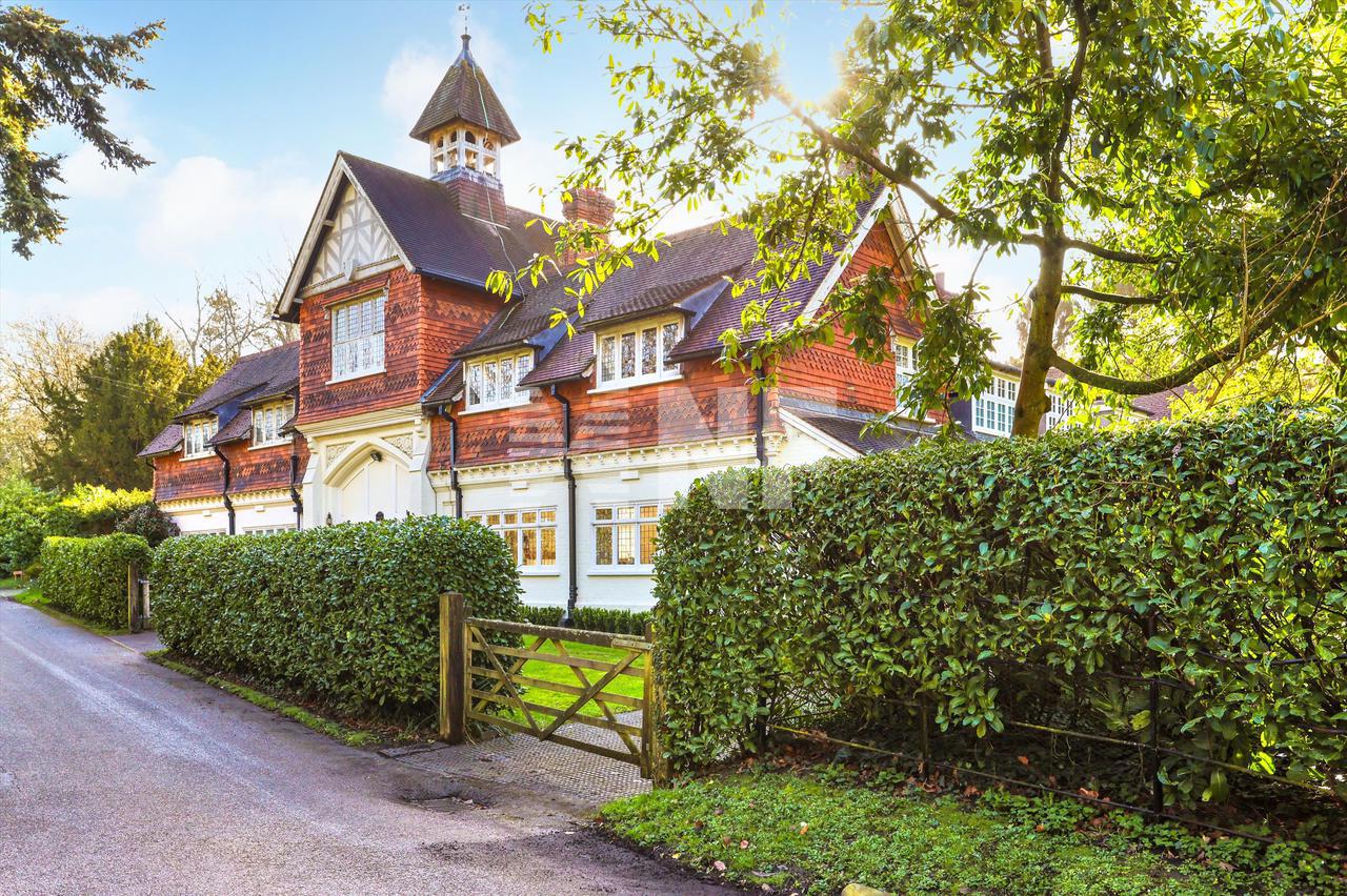 Продажа - Вилла в Tyrrells Wood, Leatherhead, Surrey, KT22 - Leatherhead в  Великобритании, цена € 2 544 424 | KF.expert