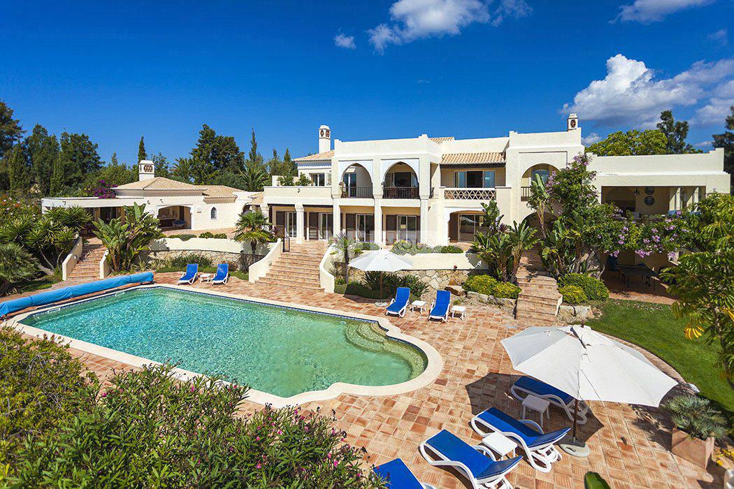 Просторная вилла с видом на море