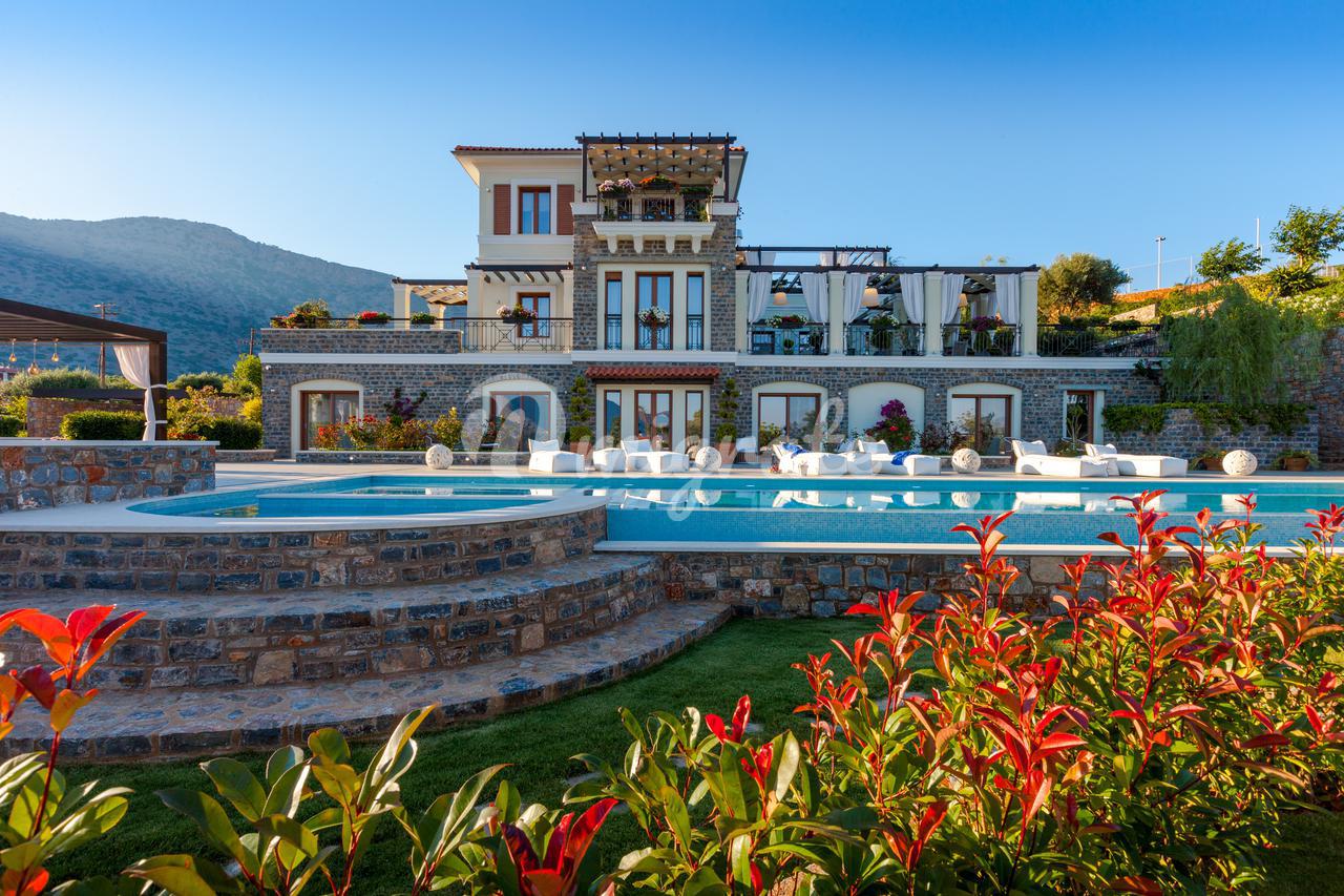 Вилла на первой линии