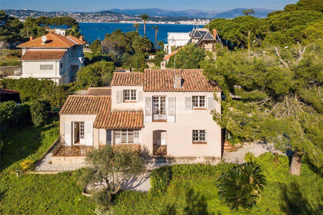 Вилла под реновацию рядом с пляжем в Кап д