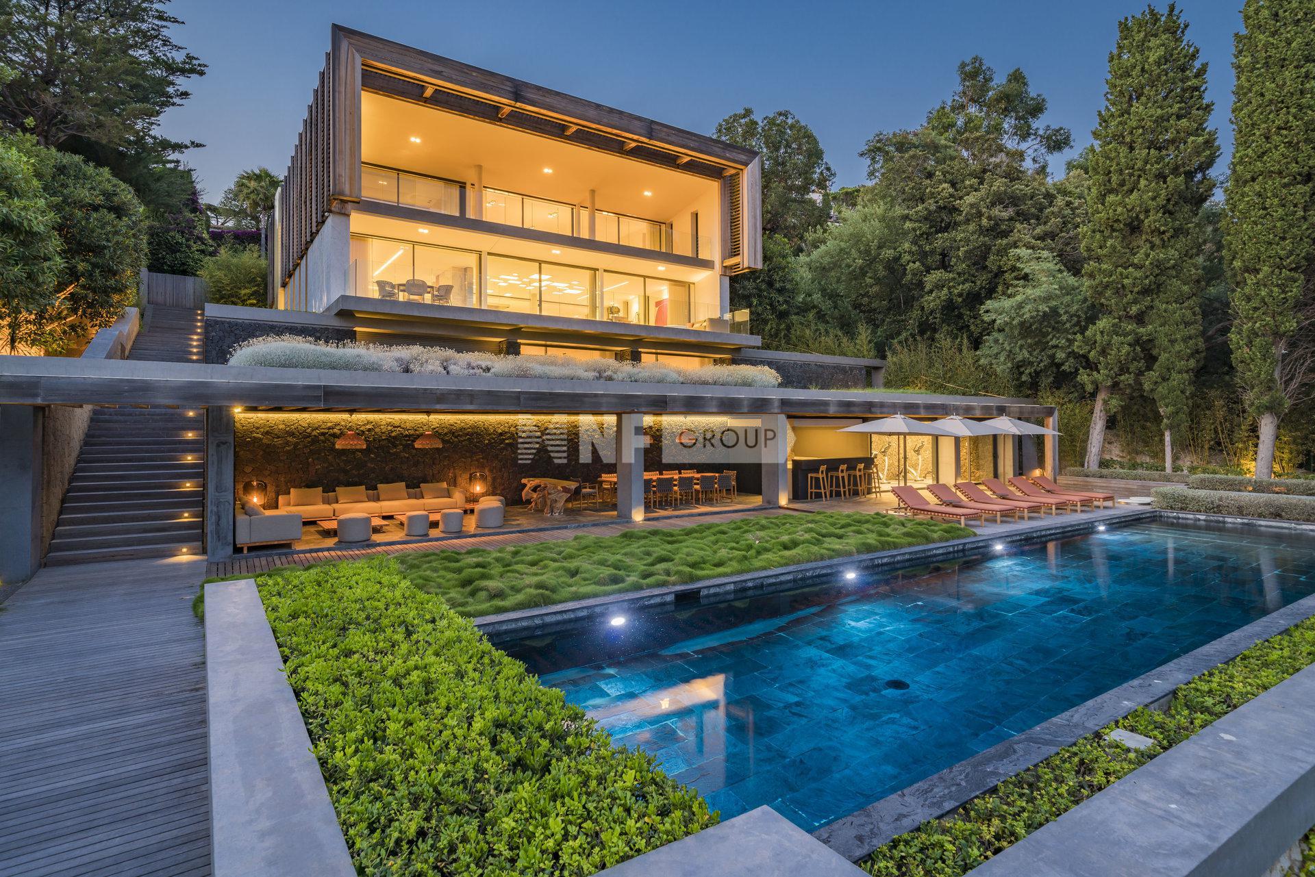 Современная вилла с видом на море и теннисным кортом в Каннах (Reference : 5968)