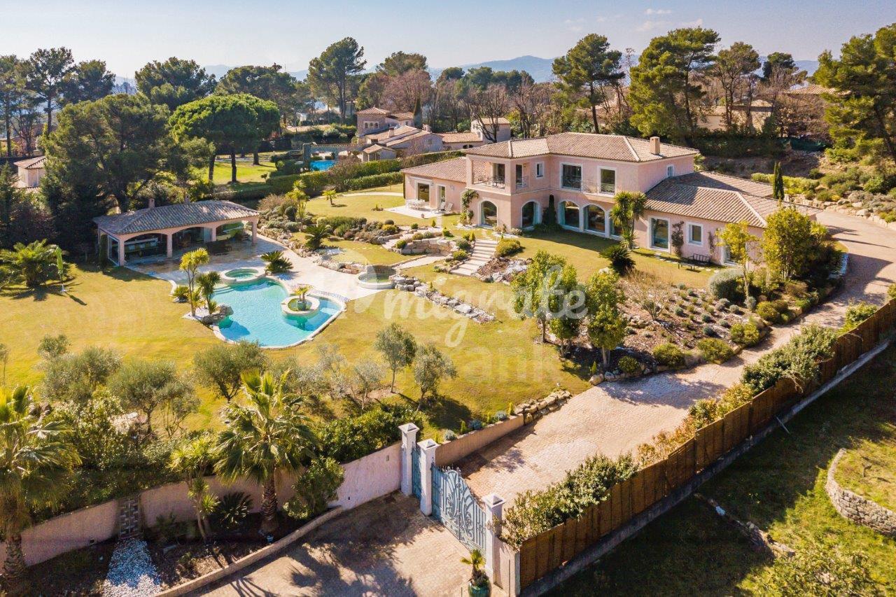 Роскошная вилла с бассейном в Мужен