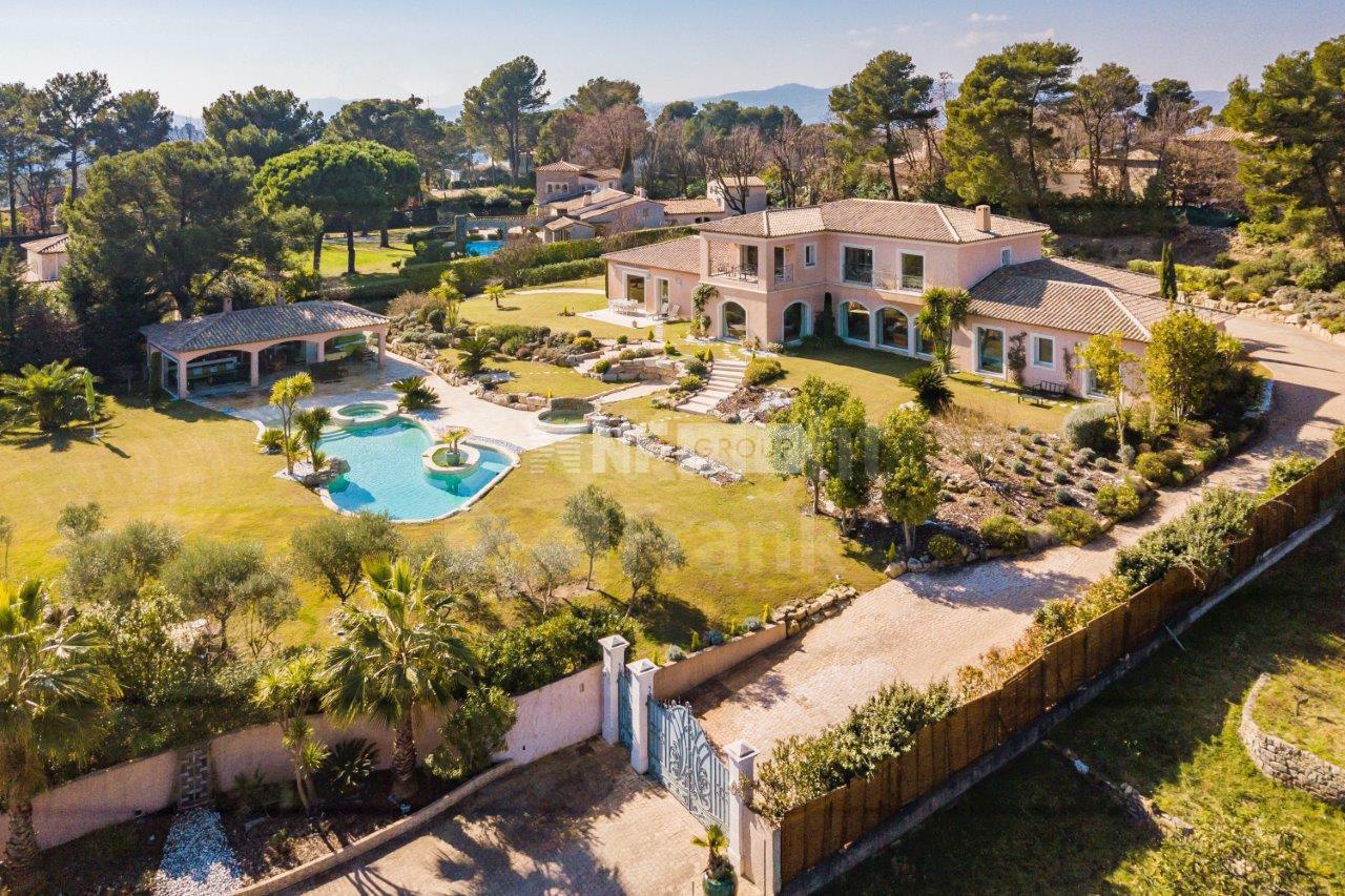 Роскошная вилла с бассейном в Мужен