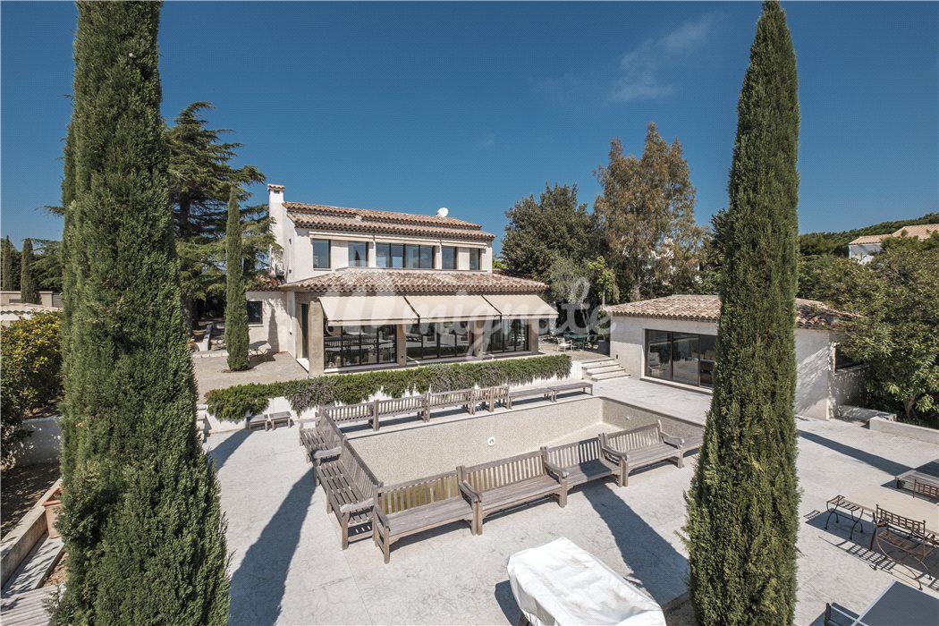 Роскошная вилла с видом на море в Каннах