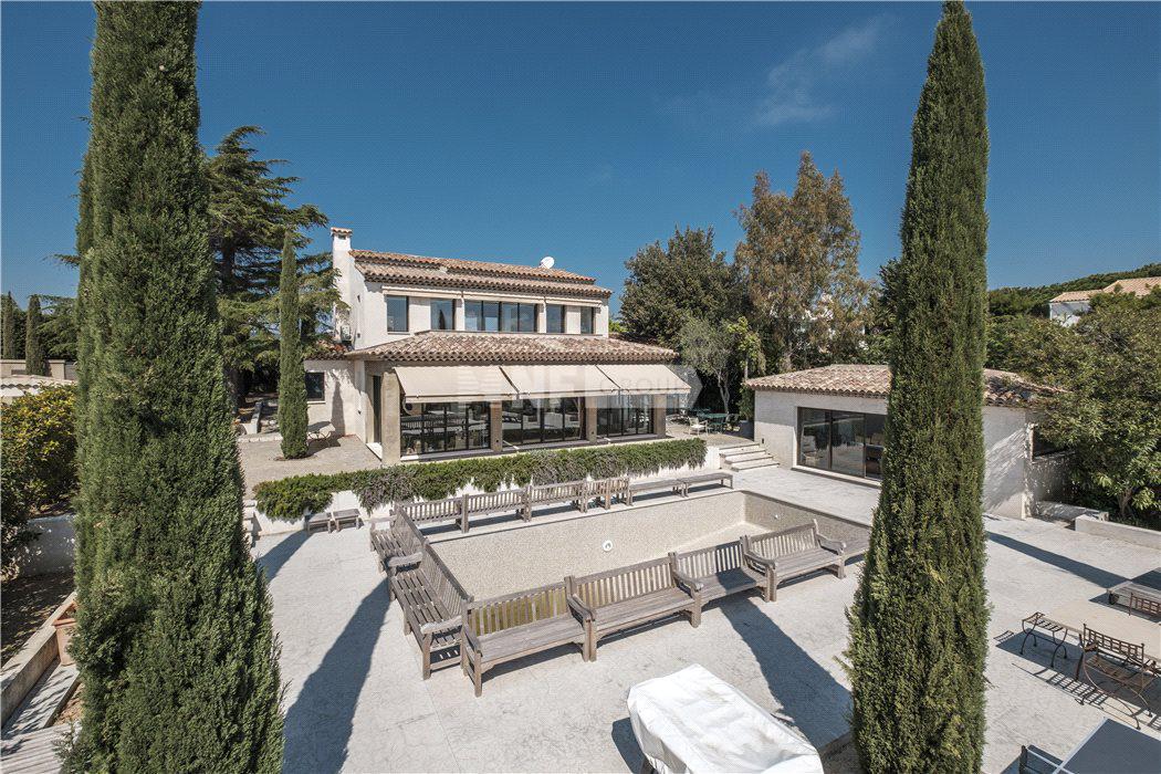 Роскошная вилла с видом на море в Каннах