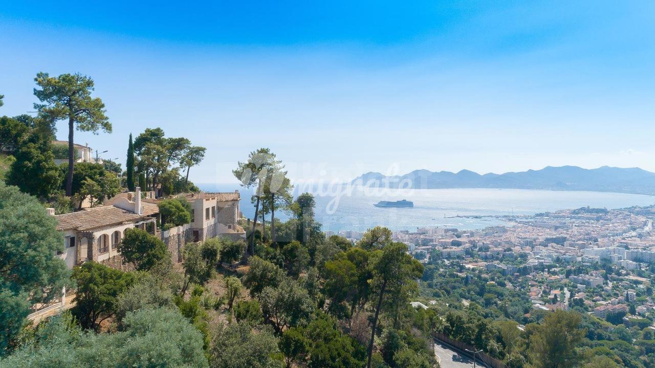 Вилла в охраняемом комплексе с панорамными видами на море