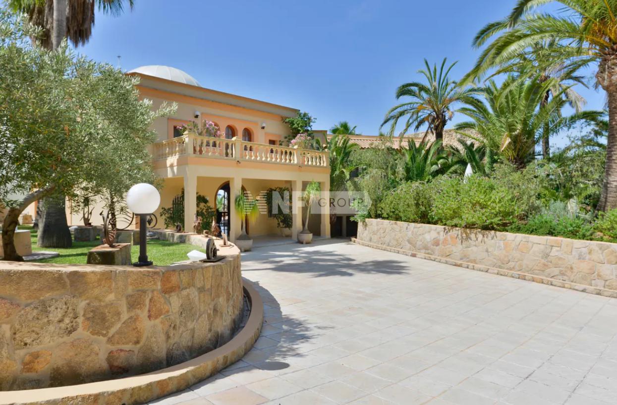 Частное поместье с садом и бассейном на Ибице (Knight Frank 25.07.23)