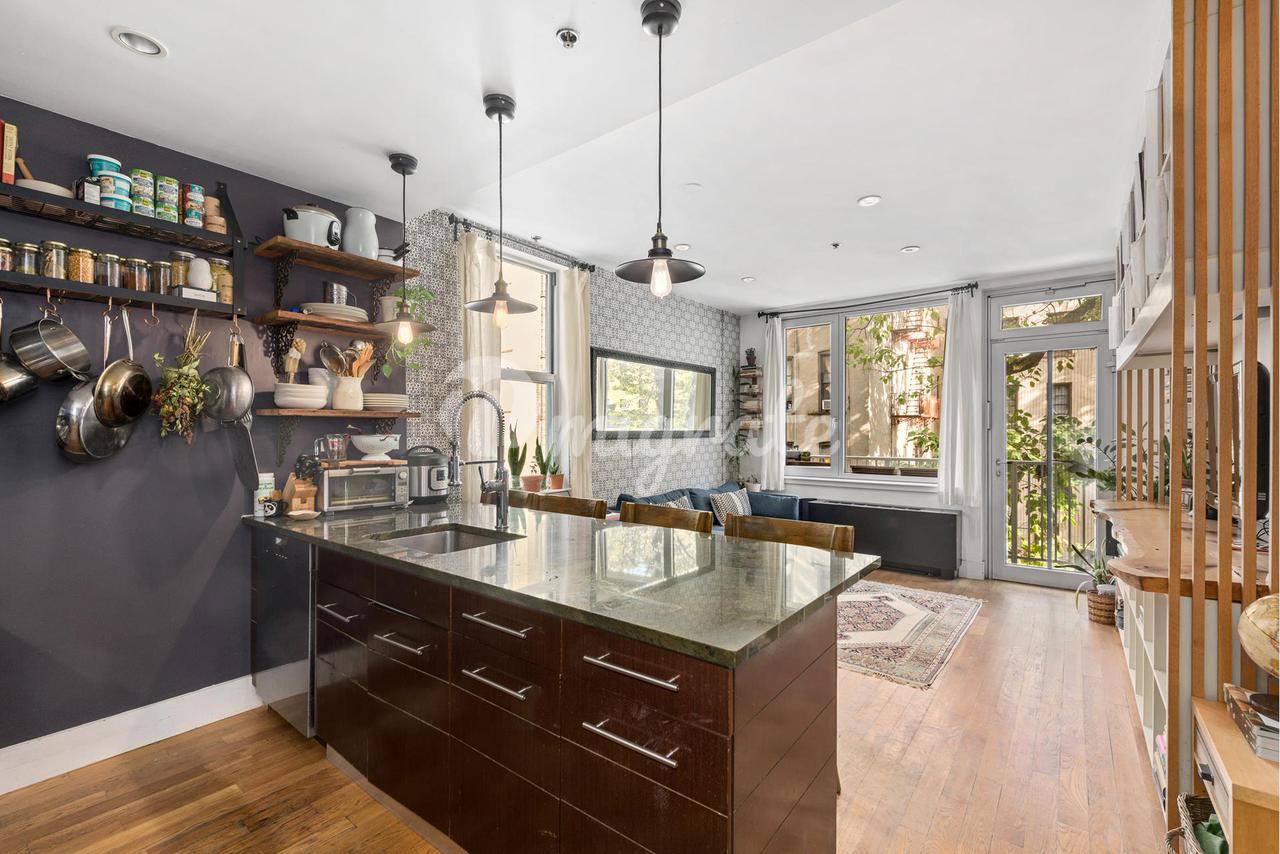 Кондоминиум в 154 ATTORNEY ST, 303 - Lower East Side, New York