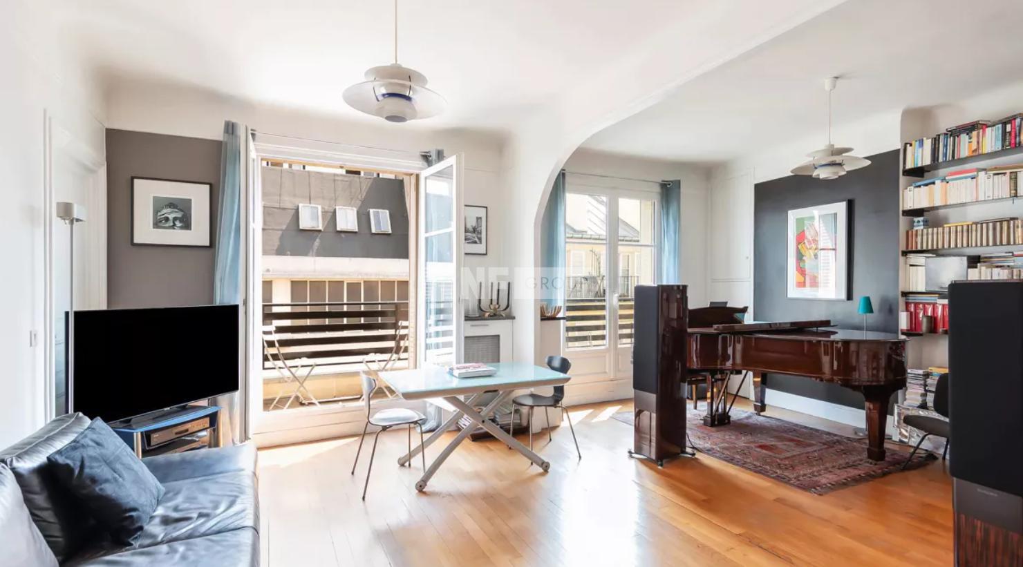 Светлая квартира в 8 округе Парижа (Knight Frank 25.07.2023)