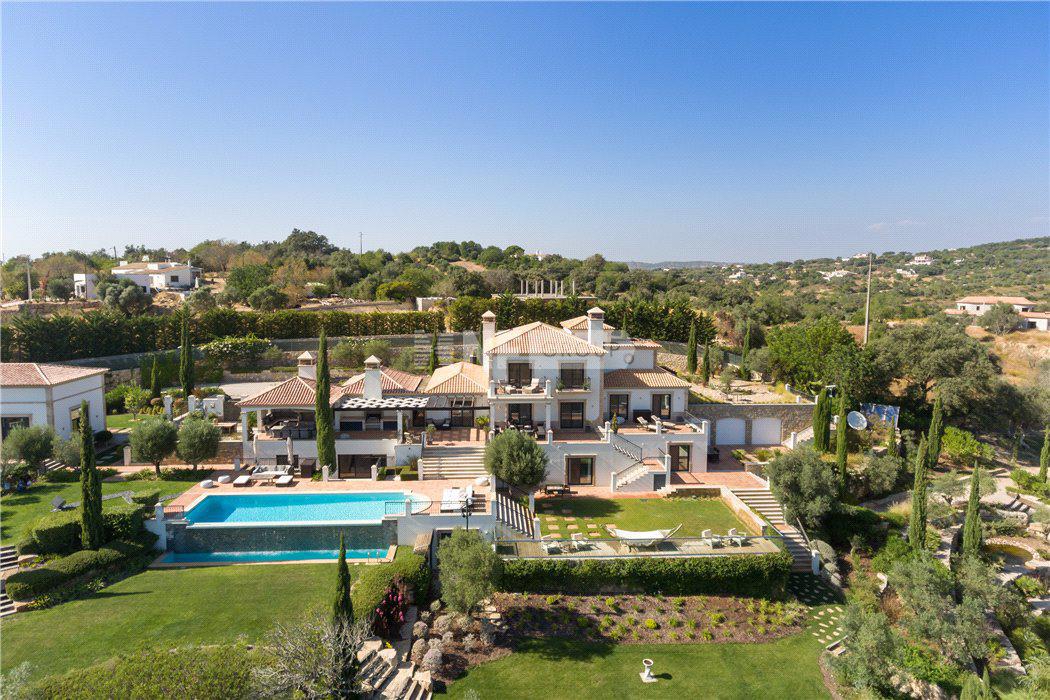 Уникальная вилла в Лоле