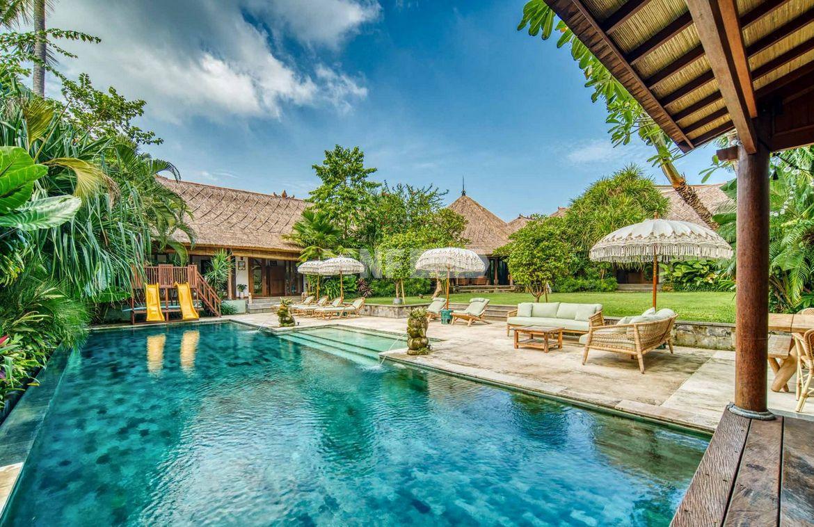 Modern-Classic 6 bedroom Villa Steps from Berawa Beach