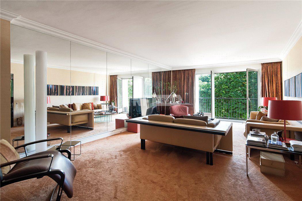 Апартаменты рядом с Елисейскими полями в 8-ом округе в Париже