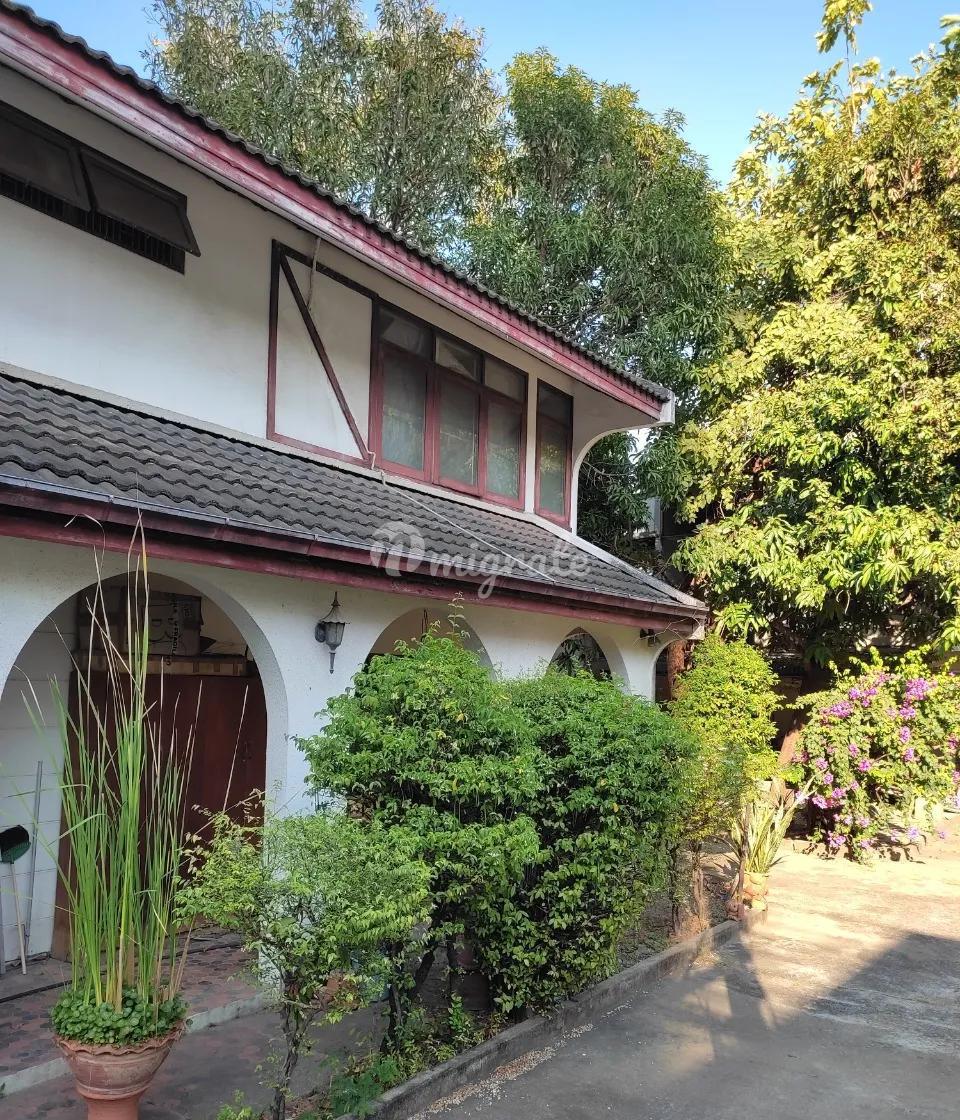 4 спален Дом на продажу (2 House Units for Sale Near Ekamai)