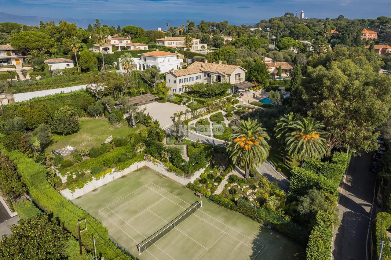 Вилла в Antibes, Alpes-Maritimes, Provence-Alpes-Côte d`Azur
