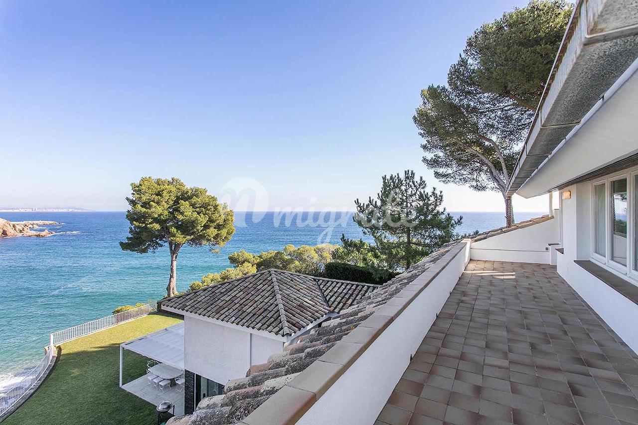 Роскошная вилла с выходом к морю в Сагаро