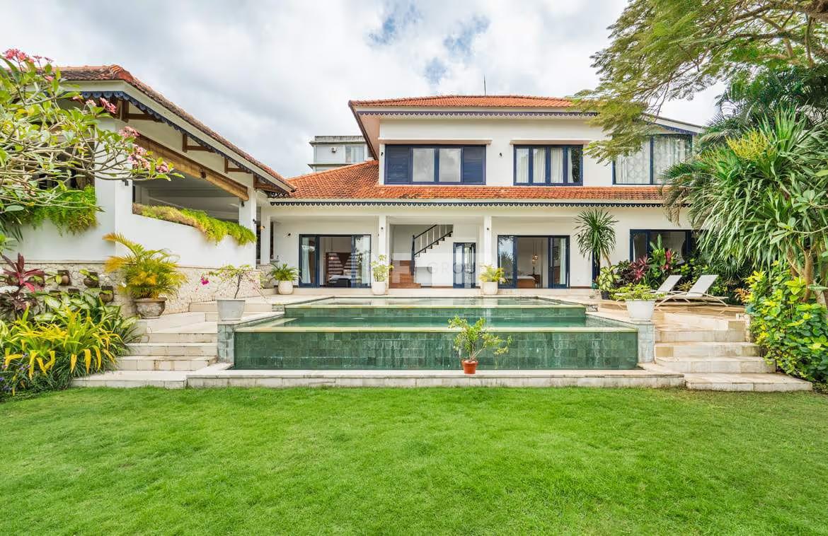 Spacious 6-bedroom freehold estate in Padonan