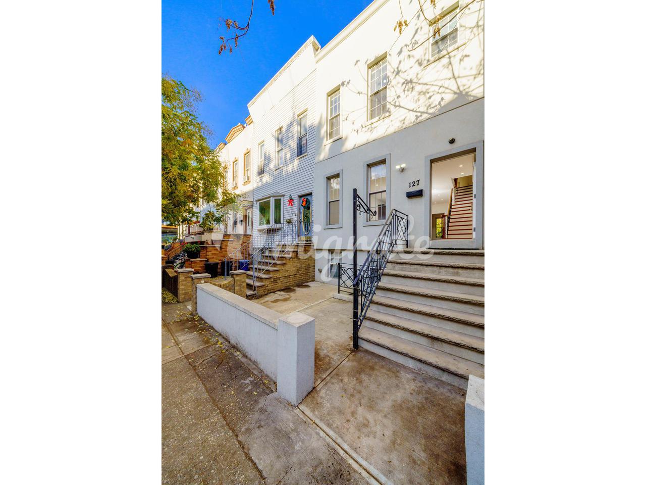 Вилла в 127 33RD ST, TOWNHOUSE - Sunset Park, New York