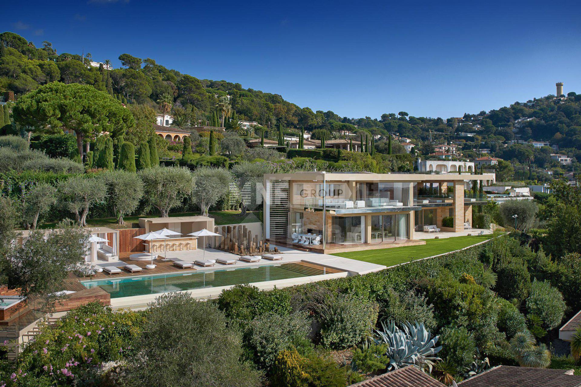 Вилла с бассейном и панорамным видом в престижном районе Канн (Reference : 5889)
