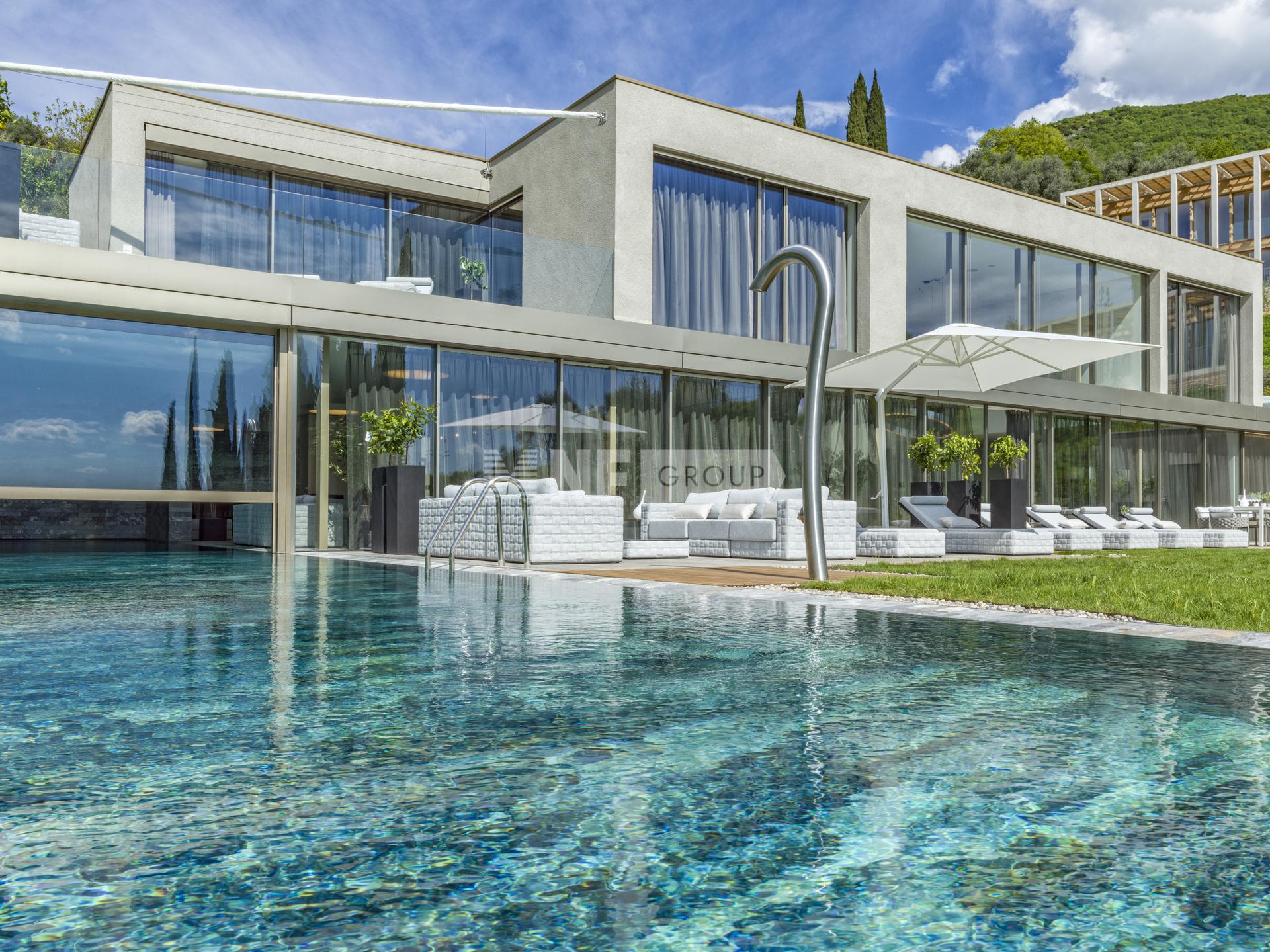 Современные виллы под управлением отеля (Modern villas lake Garda.)