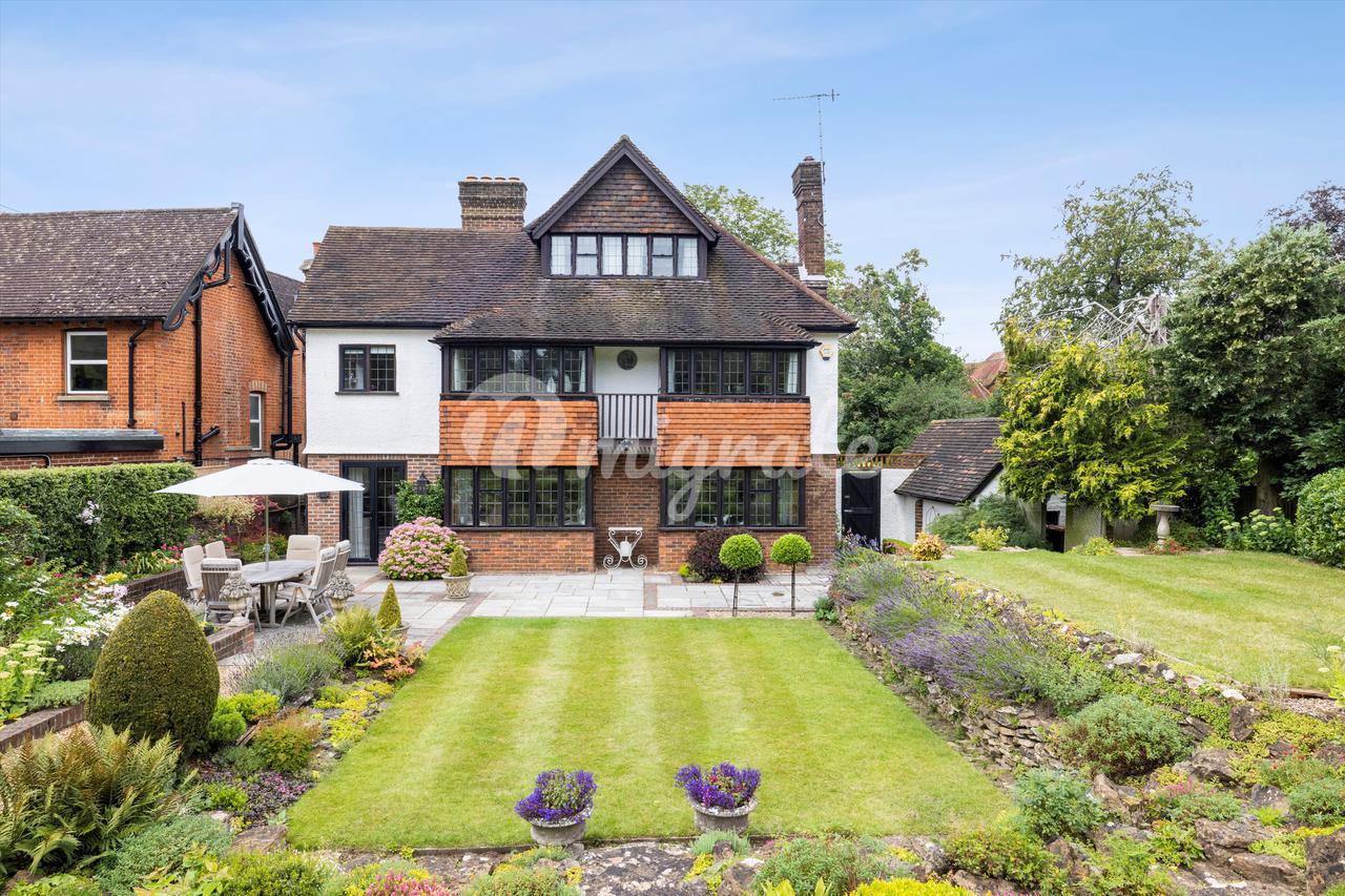 Вилла в Epsom Road, Guildford, Surrey, GU1.