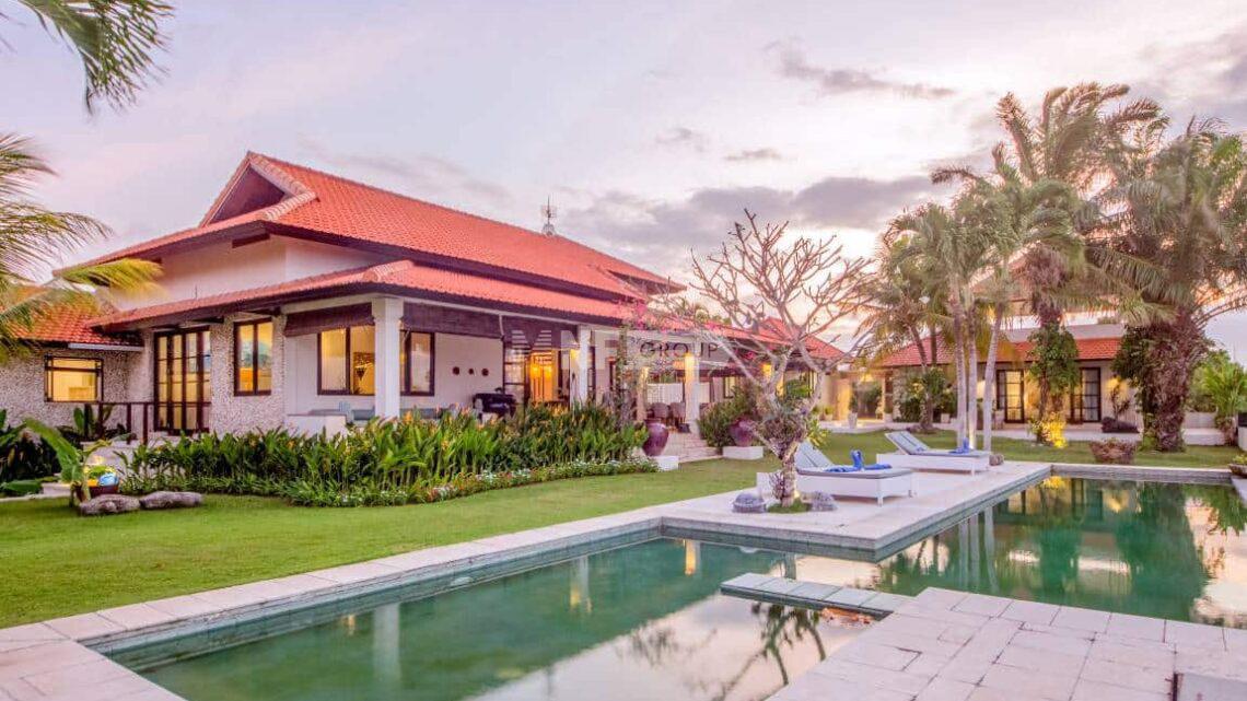 5 bedroom Balinese villa with extraordinary ocean view & extra land to develop