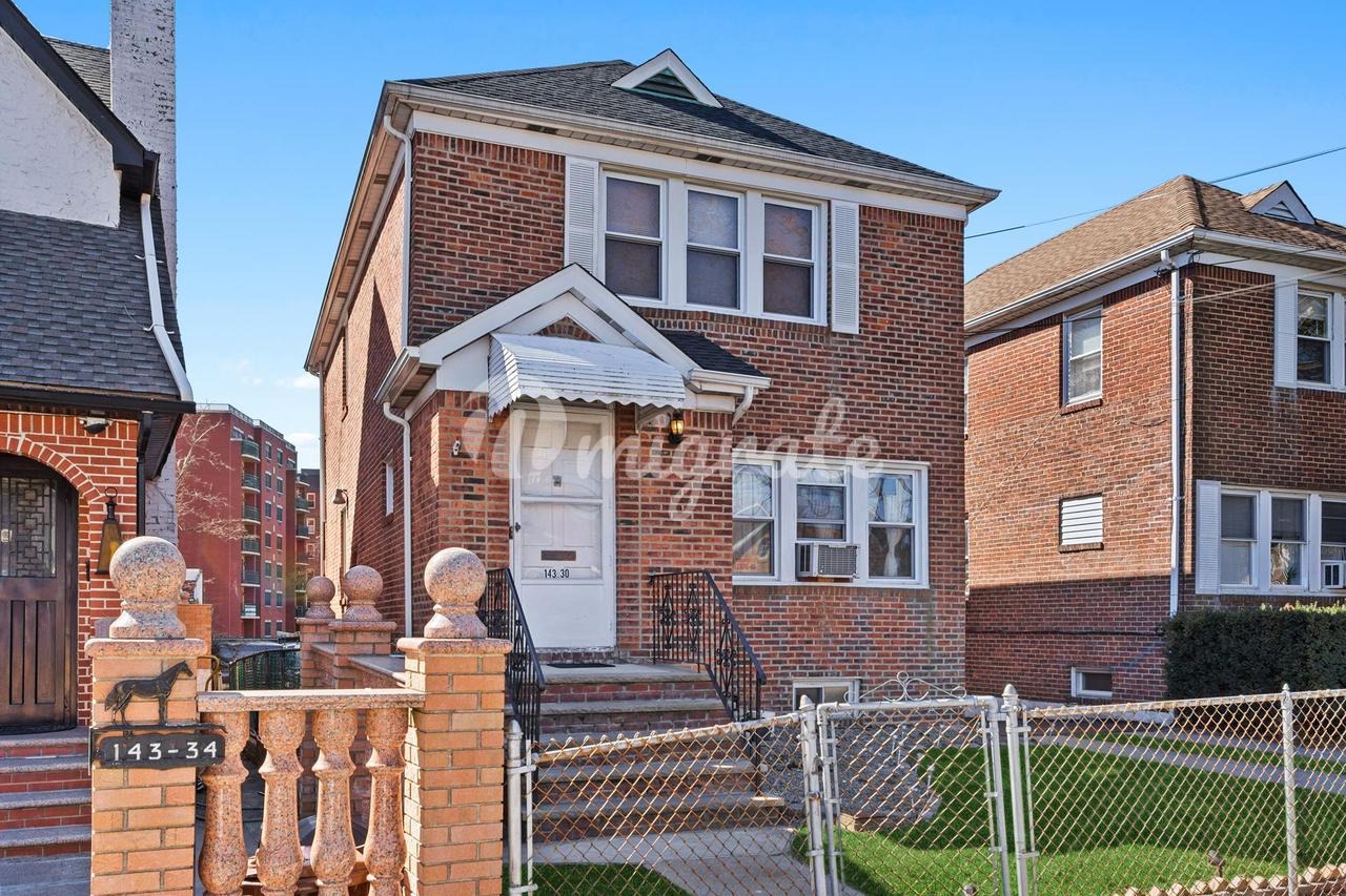 Вилла в 143-30 84 Road - Briarwood, New York