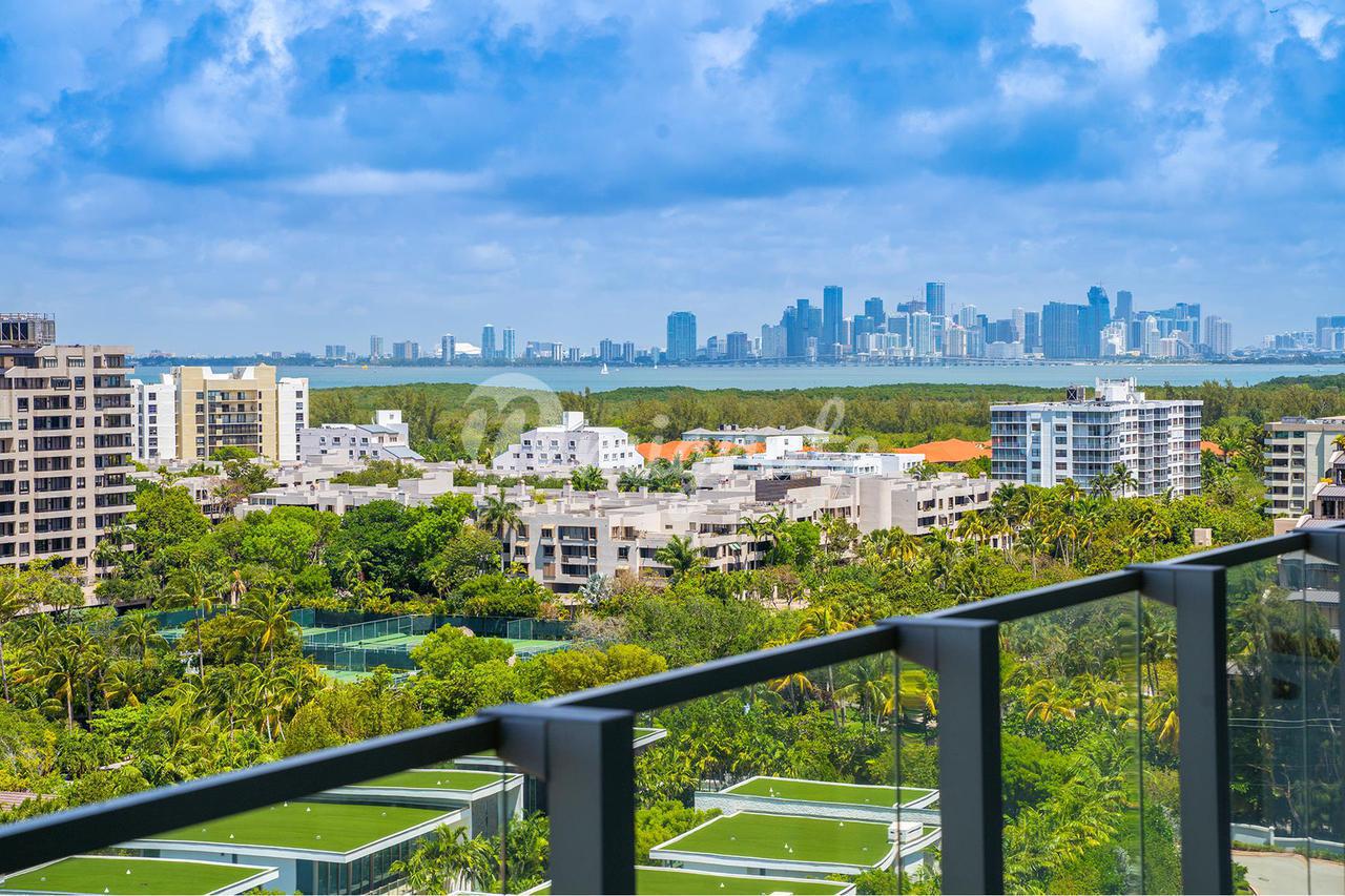 Кондоминиум в 360 Ocean Dr, LPH2S - Key Biscayne, Florida