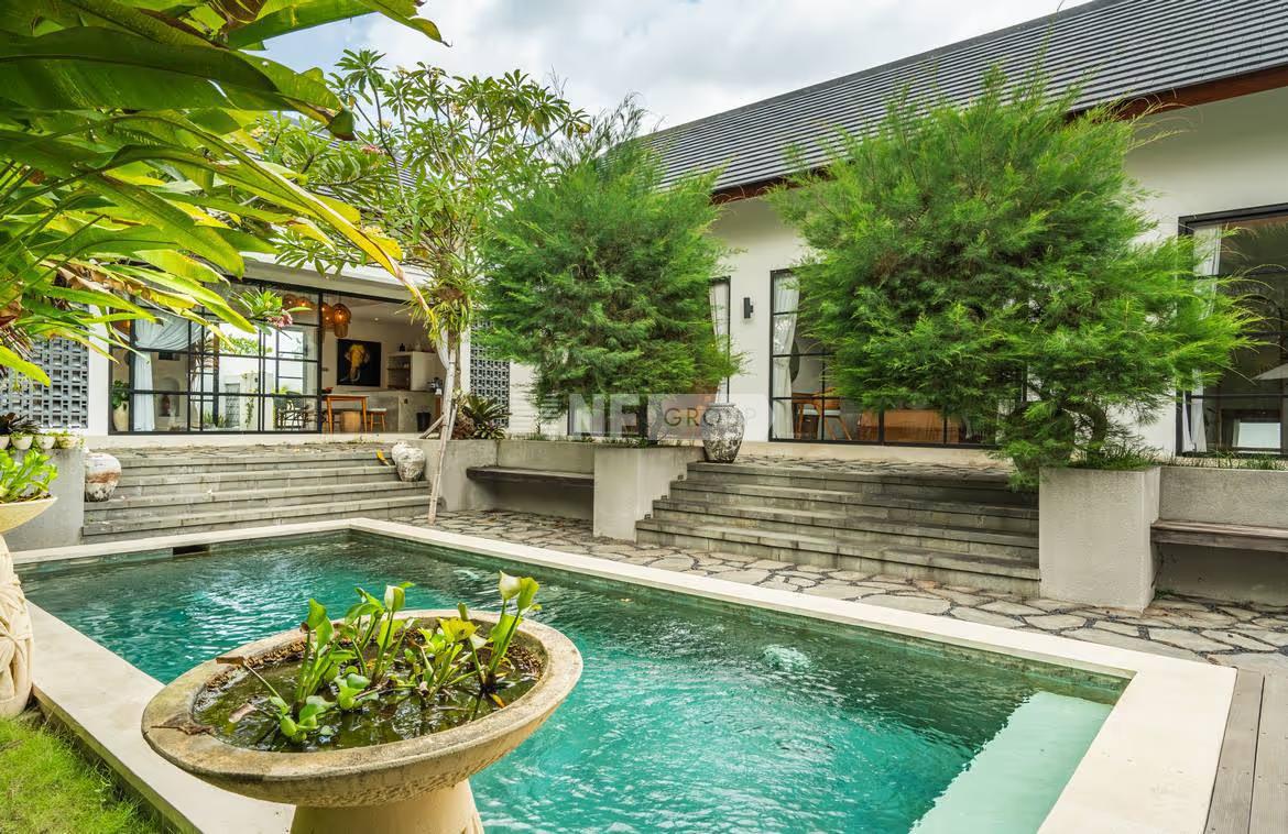Tranquil three-bedroom villa in Tumbak Bayuh for lease