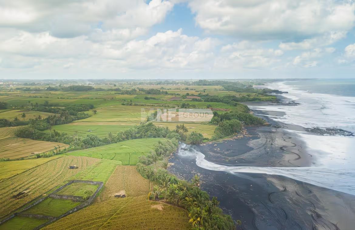 Massive absolute beachfront plot in Pasut